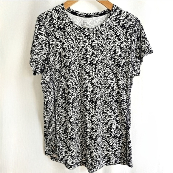 Nike Essential Pronto Black & White Patterned Short Sleeve Dri-Fit Running Top - Picture 3 of 14